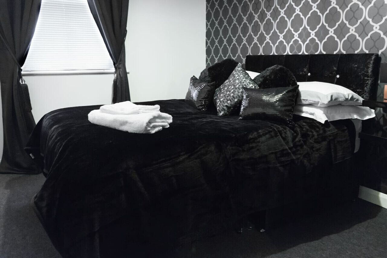 2 bedrooms, desk, iron/ironing board, WiFi