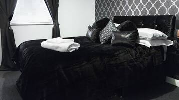 2 bedrooms, desk, iron/ironing board, WiFi