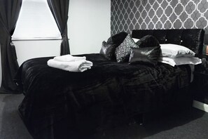 2 soverom, skrivebord, strykejern/-brett og wi-fi