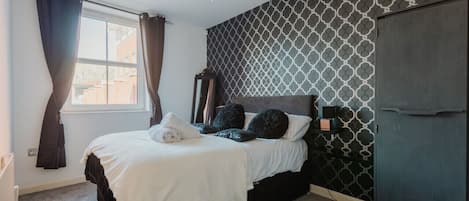 2 bedrooms, desk, iron/ironing board, WiFi
