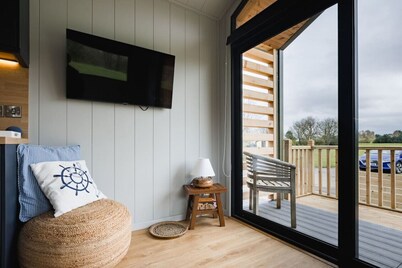 Lowfield Lodge & Hot Tub