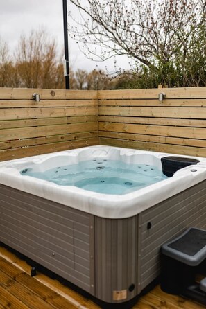 Outdoor spa tub - Lowfield Lodge & Hot Tub (Humberston Fitties Cleethorpes)