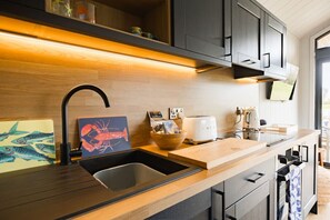 Kylskåp, ugn, spishäll och diskmaskin