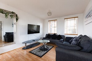 TV, fireplace - Hullidays》Victoria Dock Residence (Kingston upon Hull)