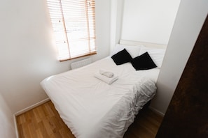 2 bedrooms, iron/ironing board, WiFi