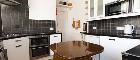 Een microgolfoven, een oven, een kookplaat, een broodrooster