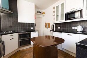 Microwave, oven, stovetop, toaster - Hullidays》University 2 Bed Apartment (Kingston upon Hull)