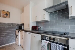 Kjøleskap, mikrobølgeovn, ovn og kjøkkenutstyr