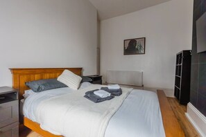 Desk, iron/ironing board, WiFi, bed sheets
