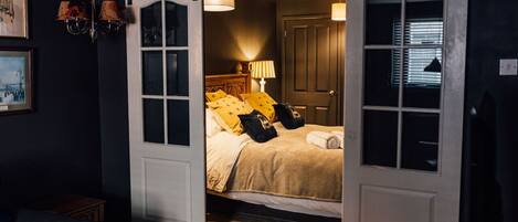 Desk, iron/ironing board, WiFi, bed sheets