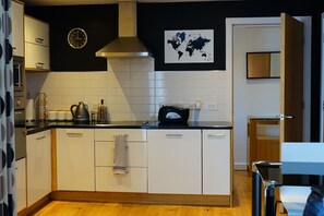 Fridge, microwave, oven, coffee/tea maker - Hullidays》The Sawmill Suite (Kingston upon Hull)