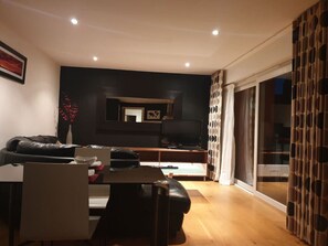 TV, fireplace - Hullidays》The Sawmill Suite (Kingston upon Hull)