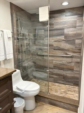 Free toiletries, towels, soap, shampoo - Georgian Inn Beach Club (Ormond Beach)