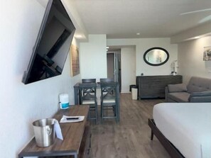 Iron/ironing board, free WiFi - Georgian Inn Beach Club (Ormond Beach)