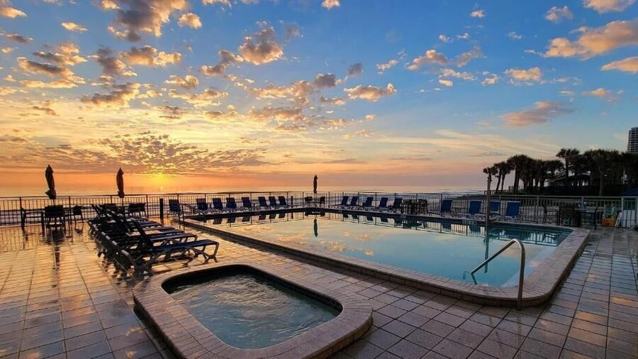 Georgian Inn Beach Club