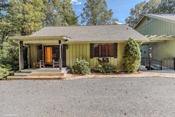 Private King Studio Cottage in North Georgia’s Blue Ridge Mountains. Cozy, stylish, and surrounded by peaceful mountain views. The perfect retreat for couples or solo travelers.