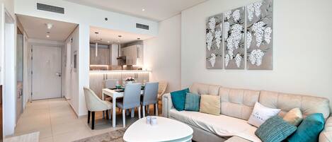 Superior Apart Daire, 1 Yatak Odası, Deniz Manzaralı | Oturma odası | Dijital TV kanalları bulunan 50 inç akıllı televizyon