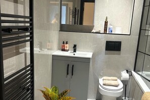 Shower, towels - London High Road Apartment (London)