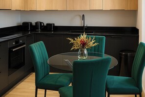 Fridge, microwave, oven, stovetop - London High Road Apartment (London)