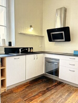 Réfrigérateur, four à micro-ondes, un four, lave-vaisselle