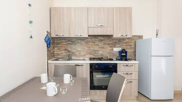 Fridge, oven, stovetop, coffee/tea maker