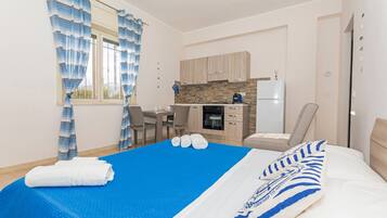 1 camera, ferro/asse da stiro, lenzuola