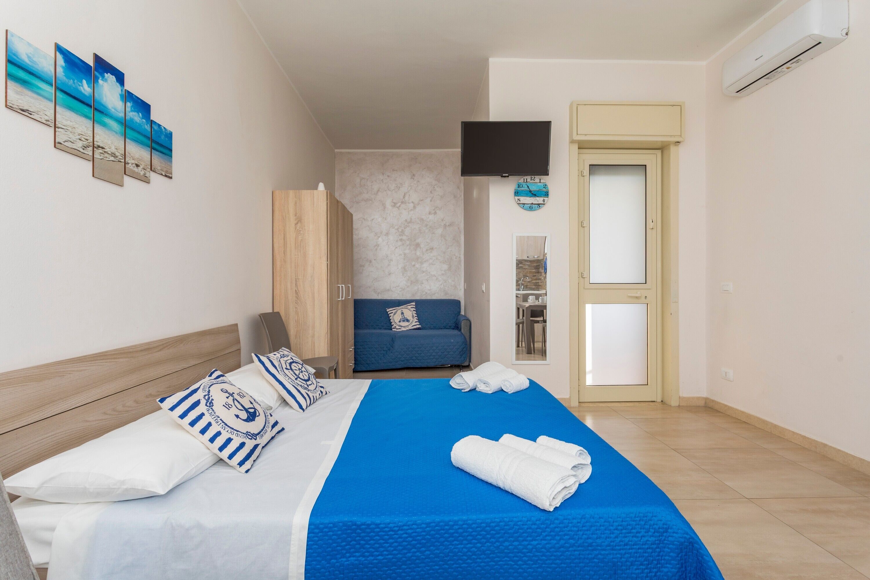 1 habitación, tabla de planchar con plancha y ropa de cama 