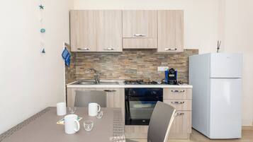 Frigorifero, forno, piano cottura, macchina per tè/caffè