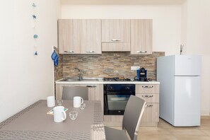 Frigorifero, forno, piano cottura, macchina per tè/caffè