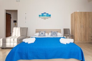 1 dormitorio, tabla de planchar con plancha, ropa de cama