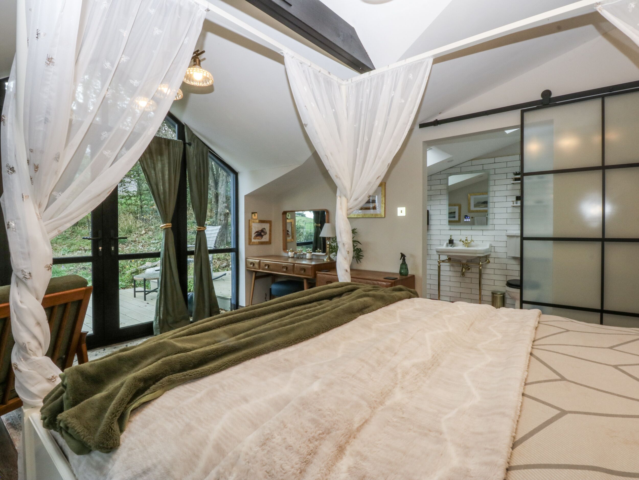 4 bedrooms, individually decorated, individually furnished, free WiFi