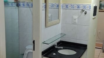 Regadera, toallas, papel de baño
