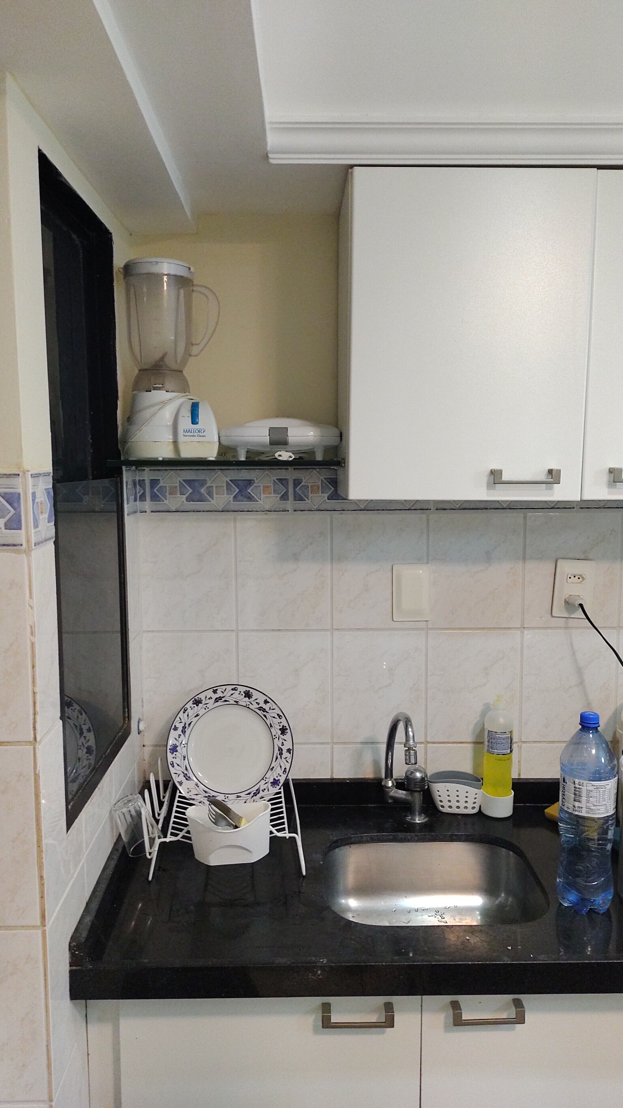 Geladeira, micro-ondas, cooktop, talheres/pratos/utensílios de cozinha