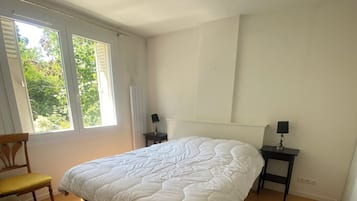 2 bedrooms, iron/ironing board, internet, bed sheets