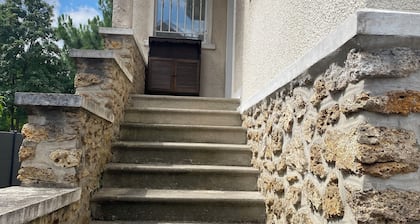 Maison luxueuse et spacieuse proche de Paris centre avec un jardin de 720 m2.