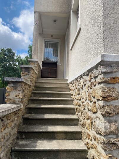 Luxurious, spacious house near Paris center with 720 m2 garden.