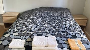 2 slaapkamers, een strijkplank/strijkijzer, internet, beddengoed