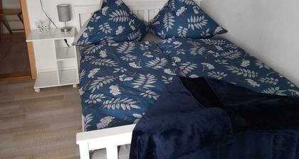 Kleine Ferienwohnung mit Balkon
Im Dachgeschoss eines ehemaligen Bauerhofes.