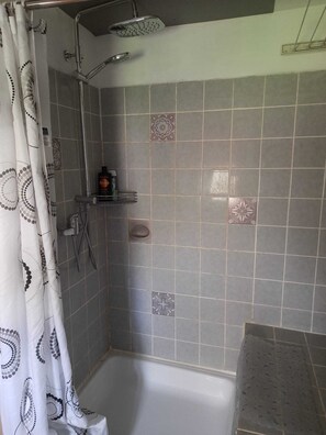 Een douche, een haardroger, handdoeken, zeep