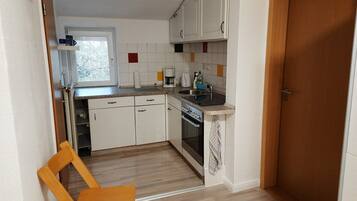 Køleskab, kogeplade, kaffe-/temaskine, elkedel