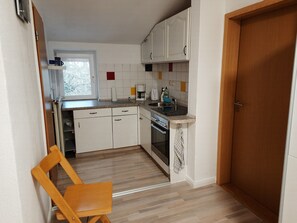 Køleskab, kogeplade, kaffe-/temaskine, elkedel