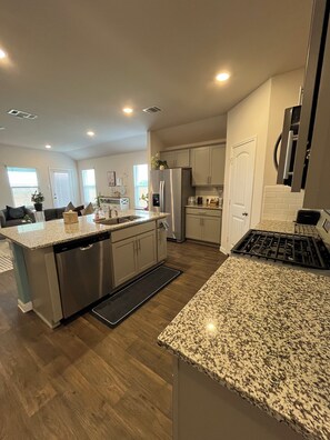 ثلاجة، ميكروويف، فرن، موقد طهي مسطح