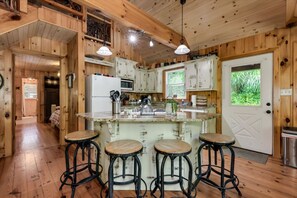 Microwave, oven, stovetop, dishwasher - Bailey Bear | Waterfall  | Pets | 2 Cabins (Blue Ridge)