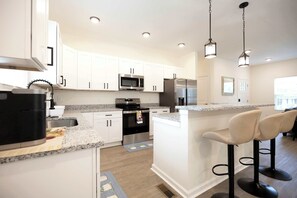 Fridge, microwave, stovetop, dishwasher - 5 Min to Downtown - 12 to Elon - Deck - Wi-Fi (Burlington)