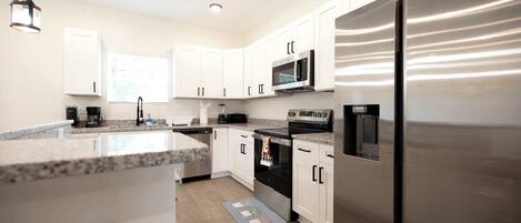 Refrigerador, microondas, parrilla de estufa y lavavajillas