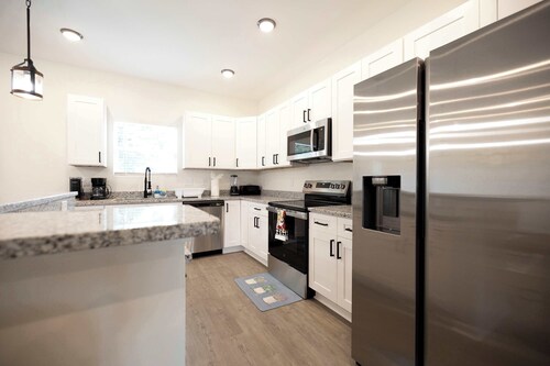 5 Min to Downtown - 12 to Elon - Deck - Wi-Fi