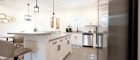 Kühlschrank, Mikrowelle, Herdplatte, Geschirrspüler