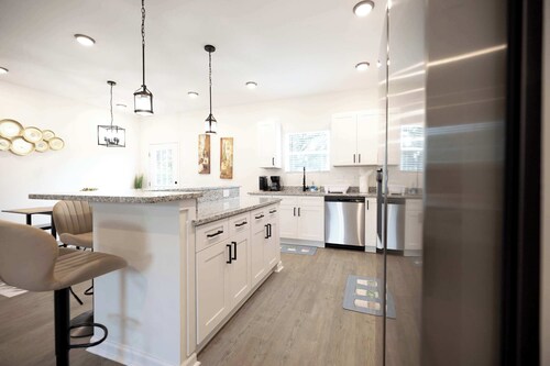 5 Min to Downtown | 12 to Elon | Car Rental Avail.