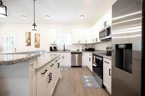 Fridge, microwave, stovetop, dishwasher