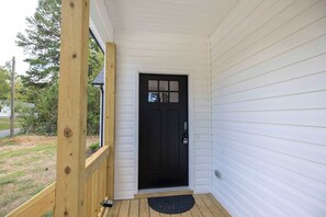 Exterior detail - 5 Min to Downtown - 12 to Elon - Deck - Wi-Fi (Burlington)